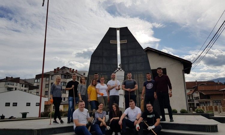Mladi iz Busovače središnjem spomen obilježju braniteljima vratili stari sjaj