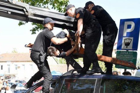 Policija uhitila crnogorskog političara na krovu automobila
