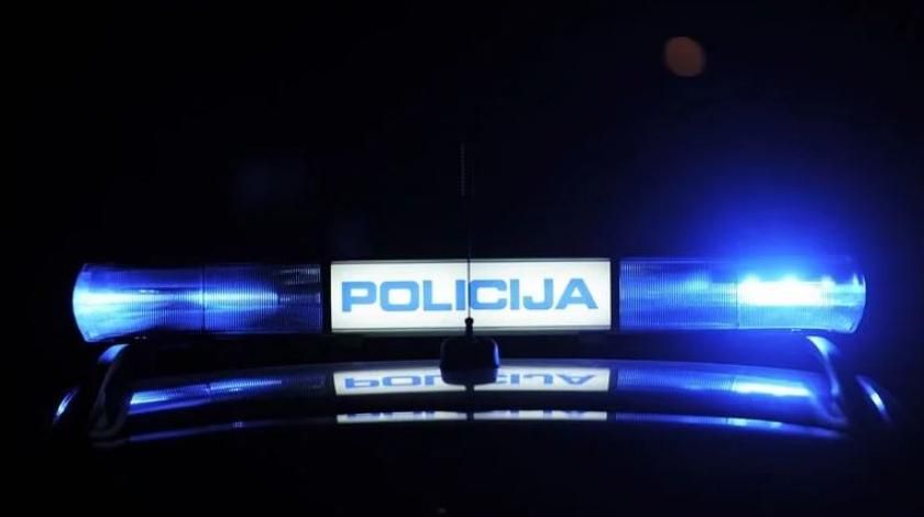 Policajac optužen jer je pucao u konobaricu u Drvaru
