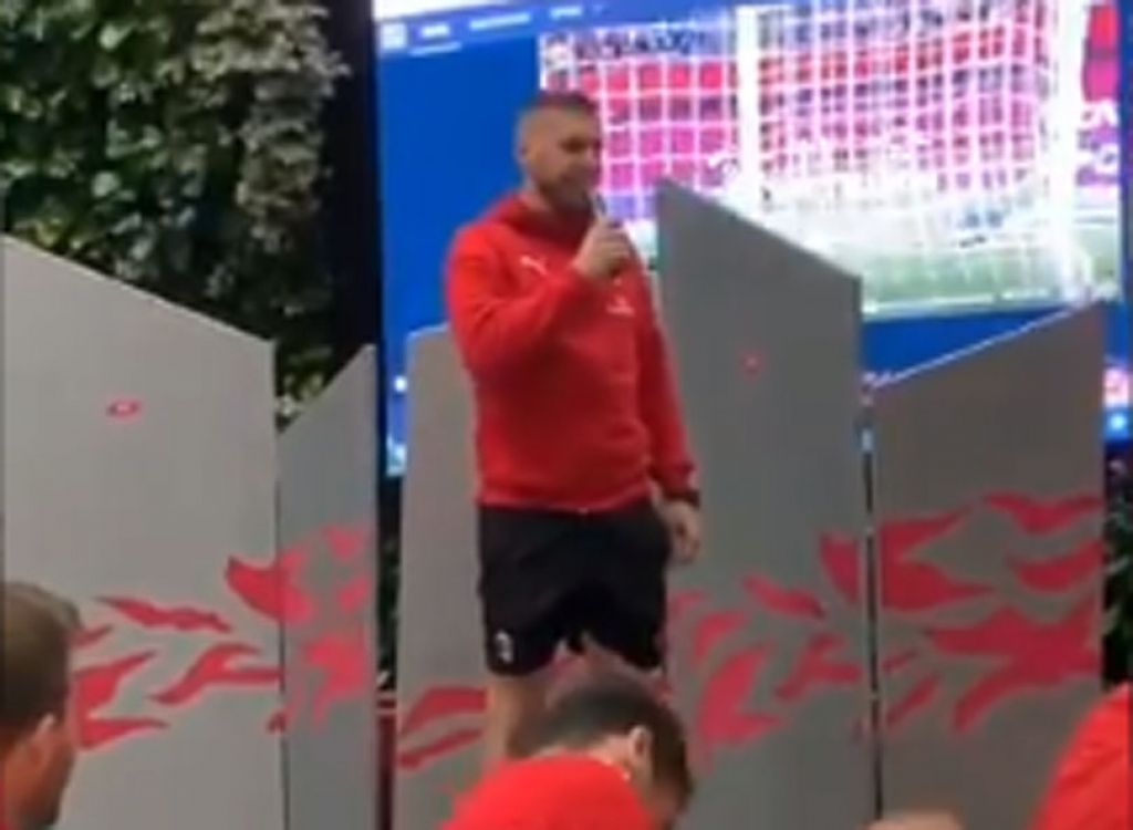 Rebić se uhvatio 'mikrofona' i pred novim suigračima zapjevao Grdovićev hit