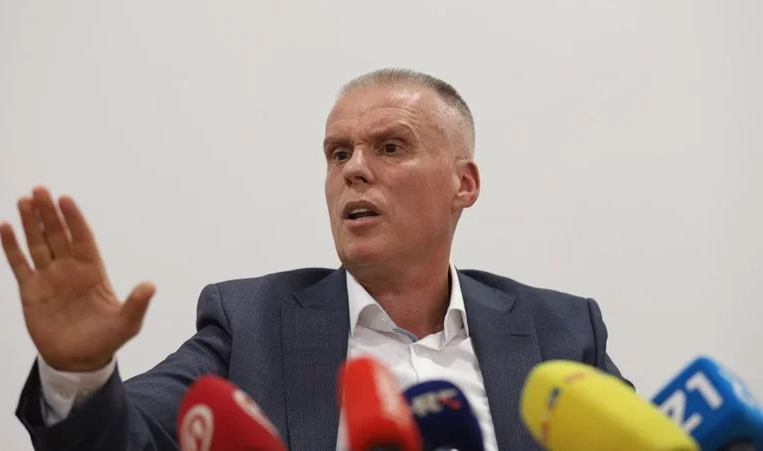 Pijetraj napao Cro Copa: 'Poslao mi je ljude s pištoljima na vrata'