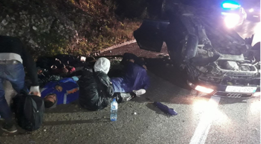 Prevrnuo se s vozilom punim migranata u pokušaju da pobjegne policiji