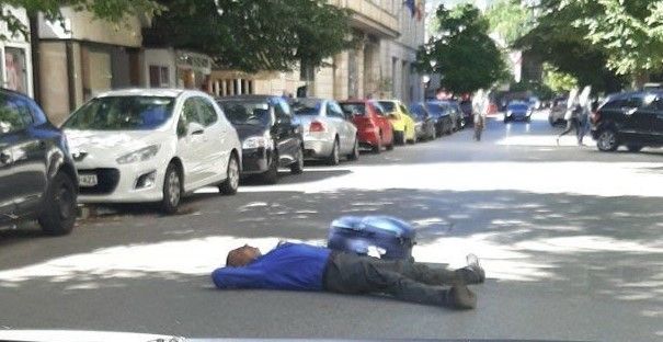 Muškarac legao na cestu i blokirao promet