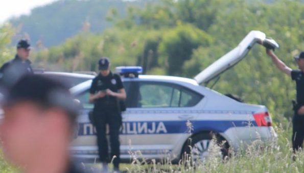 Pijan zaspao u automobilu, suputnica mu ukrala 23 000 maraka
