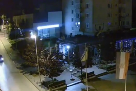 VIDEO/Prometna nesreća u centru Livna: 18-godišnjak jurio cestom pa izgubio kontrolu nad vozilom