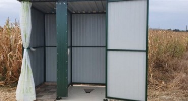 postavljanje toaleta na njivi