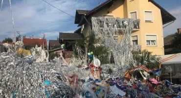 Najluđi kum na svijetu, zatrpao kumu kuću s 4 tone ukrasa