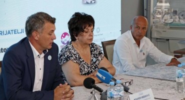Mostarskim bolnicama donirana oprema za njegu prijevremeno rođenih beba