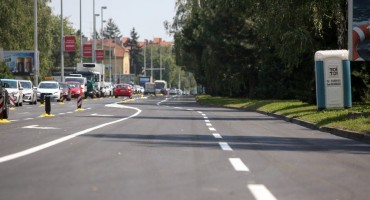[VIDEO] Vozači zaustavljali automobile i grabili novac koji je padao s neba