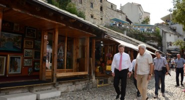 Lajčaku dodijeljen počasni doktorat SUM-a “Promovirao je dijalog konstitutivnih naroda u BiH”