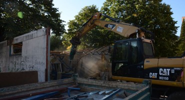 Komunalci ruše bivšu staklorezačku radnju kod kafića Hemingway