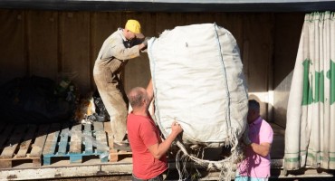 Mostar: Više od 30.000 boca izvađenih iz Neretve nakon tri godine odvezeno na reciklažu