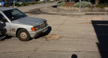 Građani ogorčeni: U Vukovarskoj ulici ogromne rupe 'idealne' za uništavanje vozila