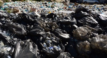 Tone smeća okružuju bolnicu u Mostaru, građani posebno zabrinuti zbog medicinskog otpada