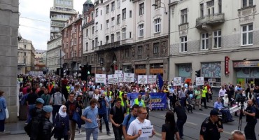Završena mirna šetnja. Svoja seksualna opredjeljenja neka drže u svojoj kući, a ne na ulicama Sarajeva