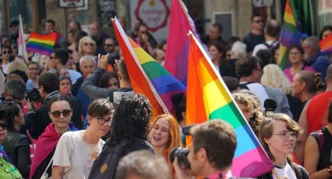 Američki veleposlanik Eric Nelson prošetao sa sudionicima povorke ponosa