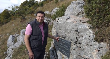 Čolpa posjetio mjesto stradanja Džemala Bijedića: 'U trenucima kada  antidržavne snage nasrću na BiH, ne smijemo zaboraviti borce za našu  zemlju”