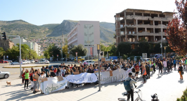 Prosvjed mladih u Mostaru: Joseph iz Velike Britanije poručio da vlade taje informacije o klimatskim promjenama