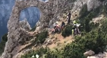 Bahati pojedinci uništavaju prirodne ljepote Hercegovine: Popeli se kroserima na Hajdučka vrata