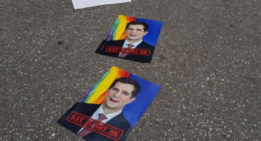 Fotografije protiv Povorke ponosa sa slikom američkog veleposlanika postavljene po ulicama Sarajeva