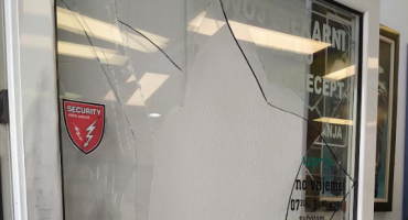 Razbijen izlog na ljekarni u Mostaru