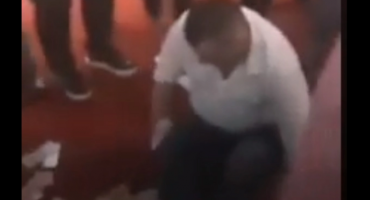 Zastupnik u Parlamentu razbacivao hrpu novca na proslavi