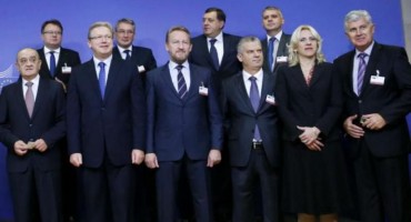 Dok su vlast i milijarde za investicije na čekanju, plaće političara uredno idu