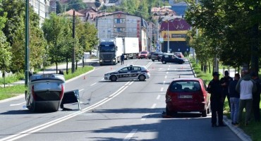 Epilog udes u Sarajevu: Jedno vozilo prevrnuto na krov, dvije osobe povrijeđene