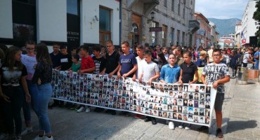 U Mostaru prosvjedna šetnja u znak sjećanja na žrtve Srebrenice