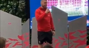 Rebić se uhvatio 'mikrofona' i pred novim suigračima zapjevao Grdovićev hit