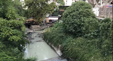  FOTO: Mostarci u šoku: Radoboljom koja se kod Starog mosta ulijeva u Neretvu teče nafta?