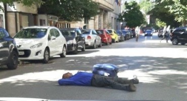 Muškarac legao na cestu i blokirao promet
