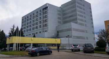 NOVINARI NAIŠLI NA ZID Ne zna se kako je diler koji je progutao drogu