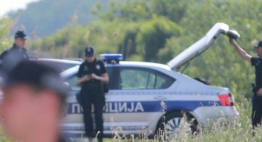 Pijan zaspao u automobilu, suputnica mu ukrala 23 000 maraka