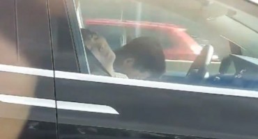 vozač auta , zaspao za volanom