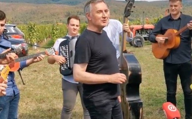Miroslav Škoro u svom vinogradu zapjevao veliki hit i oduševio novinare