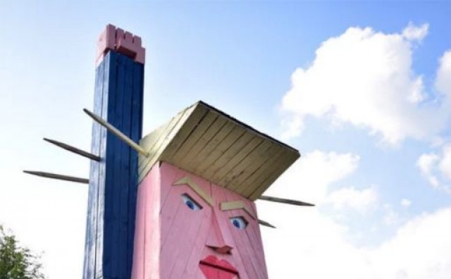 Slovenci izgradili drvenu statuu Donalda Trumpa s vampirskim zubima