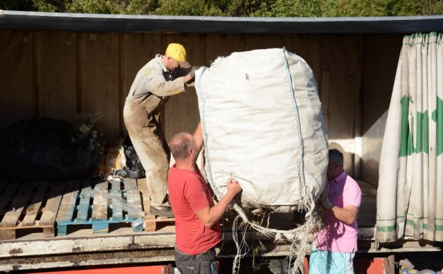 Mostar: Više od 30.000 boca izvađenih iz Neretve nakon tri godine odvezeno na reciklažu