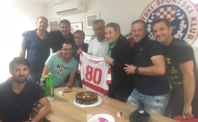 Škola nogometa HŠK Zrinjski upriličila rođendansko slavlje legendarnom Franji Džidiću