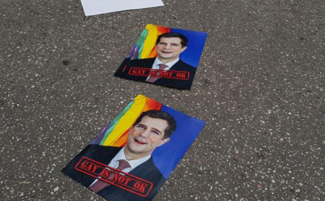 Fotografije protiv Povorke ponosa sa slikom američkog veleposlanika postavljene po ulicama Sarajeva
