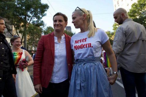 ​Premijerka Srbije s partnericom prošetala Paradom ponosa u Beogradu