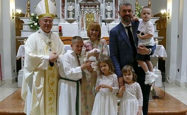 Radost u obitelji Pletikosa: Nadbiskup Barišić krstio peto dijete, malu Mariju