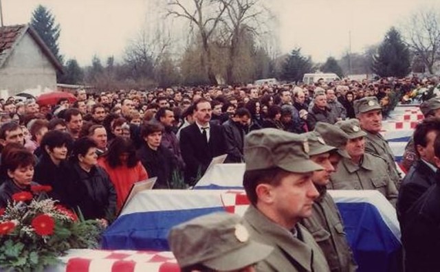 22. rujna 1991. Tovarnik – četnici iz Srbije stavili bijele trake Hrvatima po uzoru na Hitlerove naciste