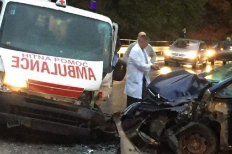 Travnik: Sudar vozila Hitne pomoći i Citroena, jedno osoba ozlijeđena