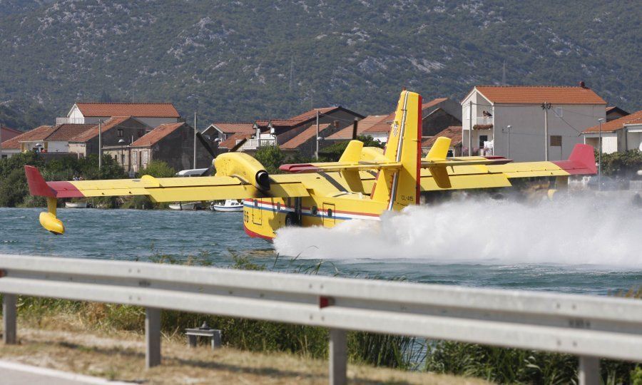 Požar kod Makarske: Angažirana dva kanadera