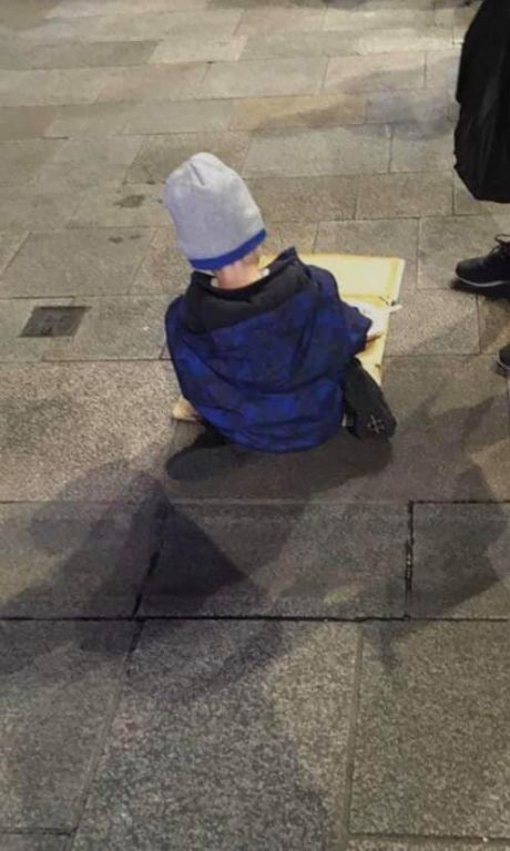 Fotografija koja slama srca: Petogodišnji dječak bez doma hrani se na ulici u Dublinu