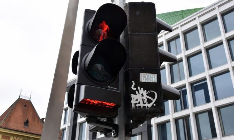Zagreb dobio semafor koji pješake zadubljene u mobitel upozorava na crveno