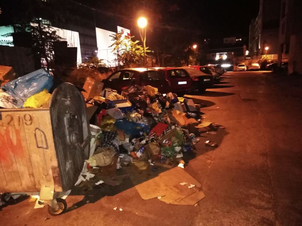 Mostarac u šoku, parkirao auto, nakon povratka nije mogao izaći od smeća