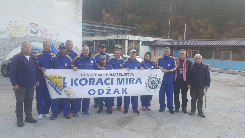 Članovi udruženja 'Koraci mira' odaju počast žrtvama na Stupnom Dolu