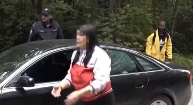 Pogledajte kako su dvije žene u prtljažniku automobila krijumčarile migrante